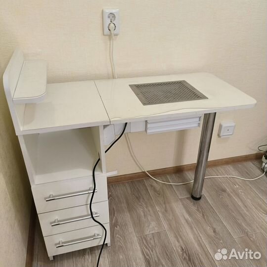 Маникюрный стол с вытяжкой бу