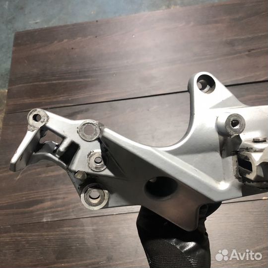 Кронштейн левой подножки для BMW F800R