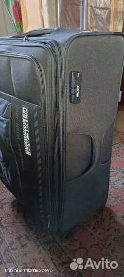 Чемодан на колесах очень большой