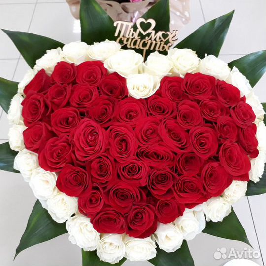 Pозы белые и красные 101 шт в букете Сердце