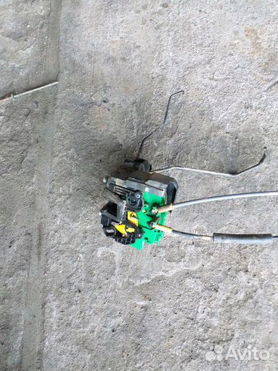 Замок двери передний левый Киа Рио 3