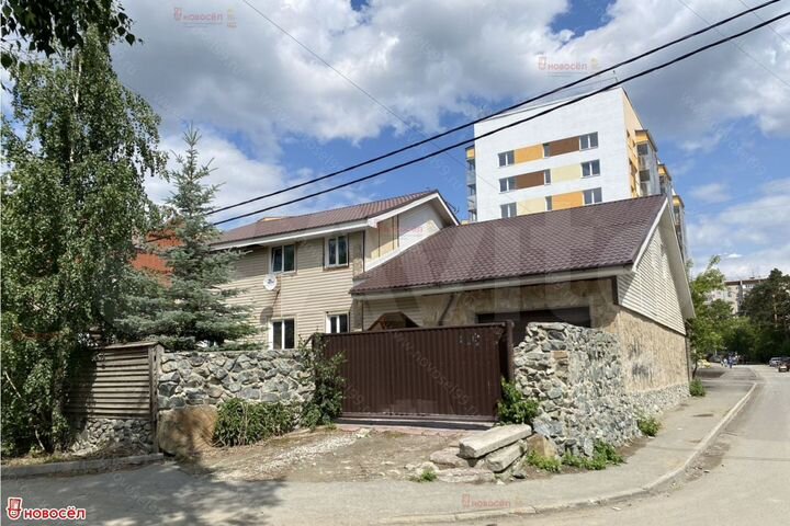 Коттедж 250 м² на участке 14 сот.
