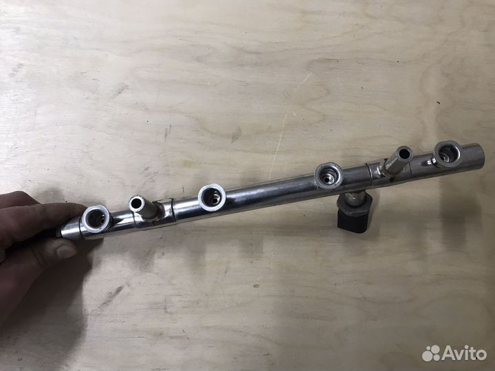 Топливная рампа 06K133317G Passat B8