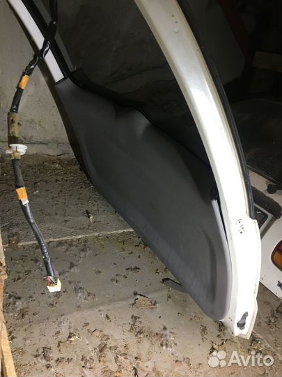 Крышка багажника Тойота Вокси R60 / R65