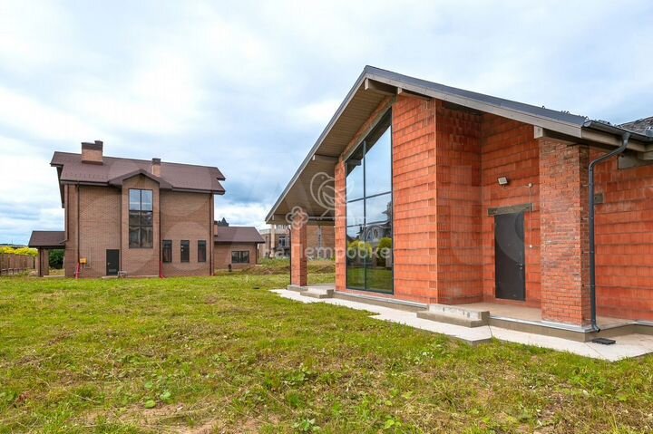 Коттедж 282 м² на участке 15 сот.