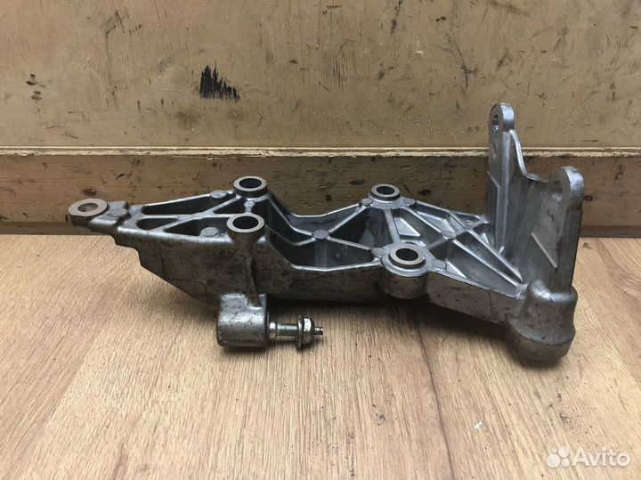 Кронштейн двигателя правый Nissan Murano (Z51) 200