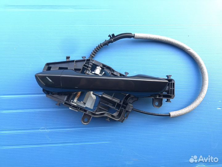 Правая ручка двери с кронштейном Passat B8