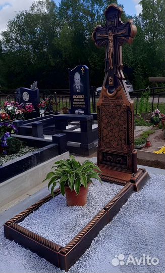 Крест из белого камня на могилу