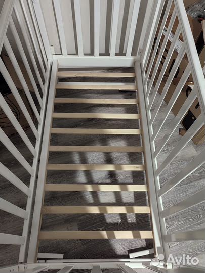 Детская кроватка с маятником белая