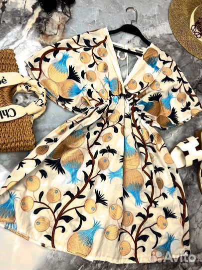 Платье с ярким принтом