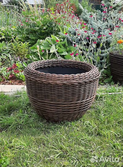 Кашпо из искусственного ротанга