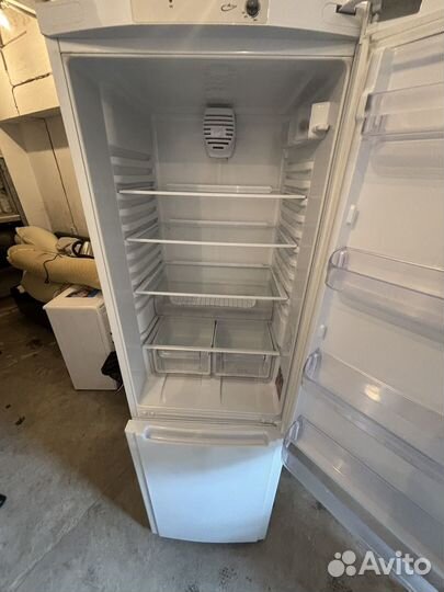 Холодильник Hotpoint Ariston