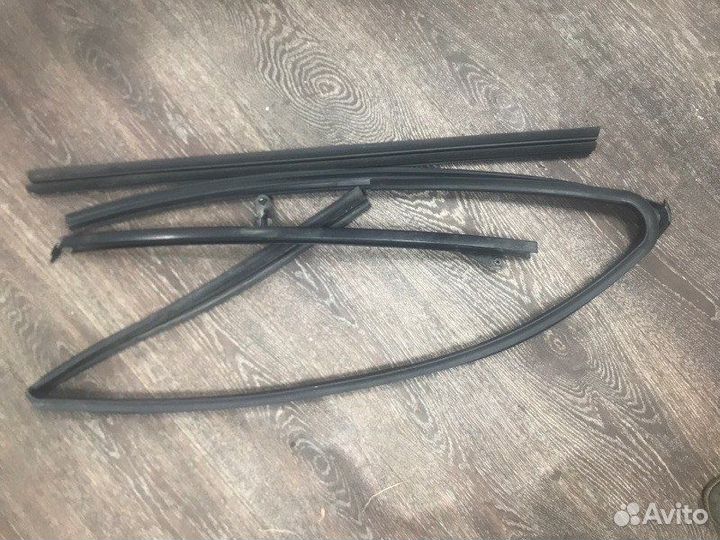 Уплотнительная резинка двери передняя левая