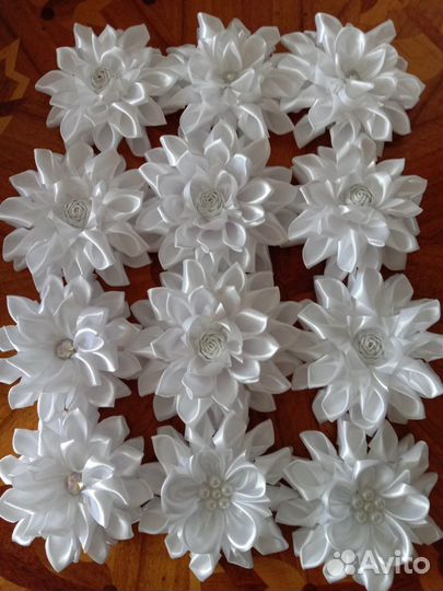 Большие белые банты