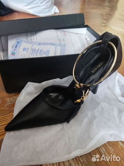 Чёрные туфли Versace