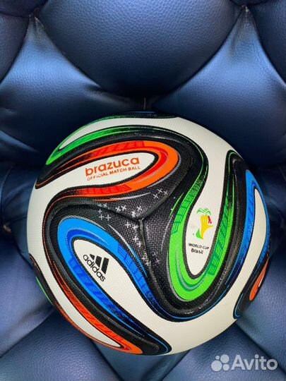 Футбольный мяч adidas brazuca