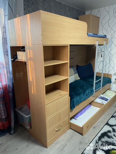 Двухъярусная кровать с матрасами