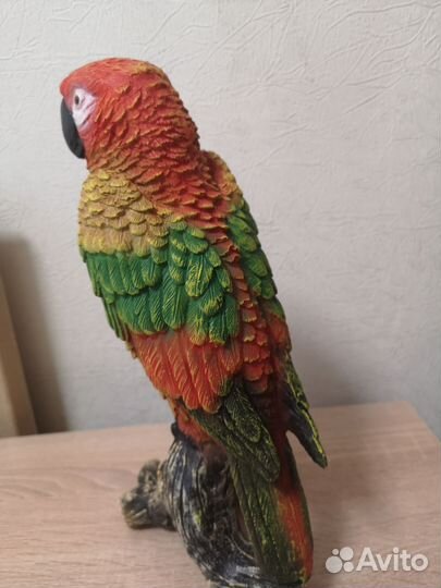Декоративная фигура попугая