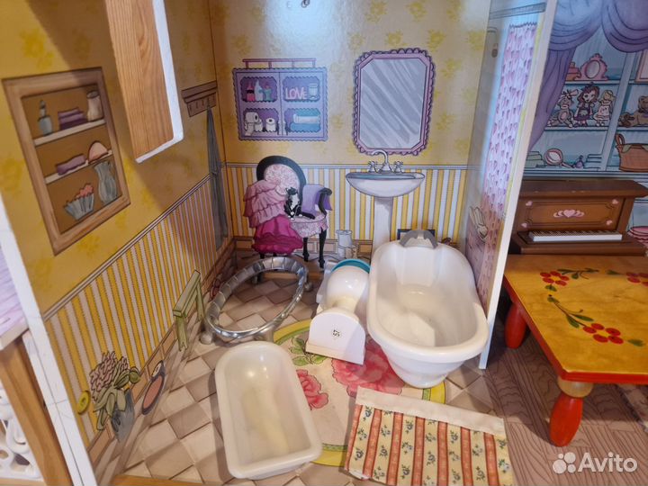 Большой кукольный домик с мебелью