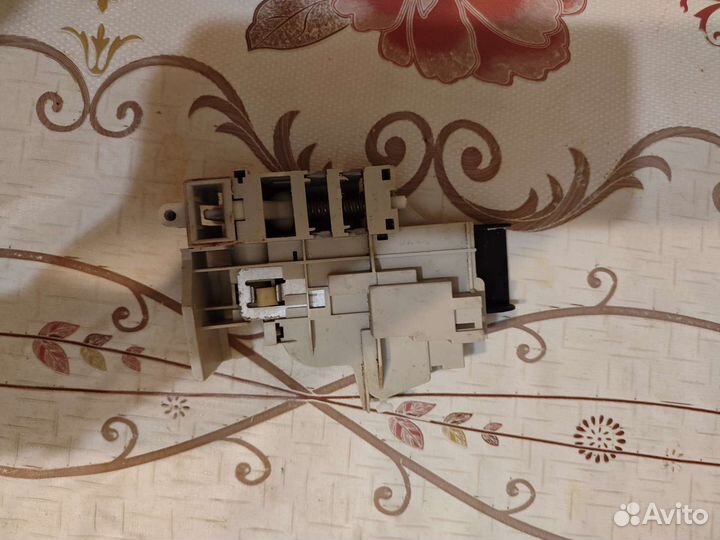 Замок люка на стиральную машину Hotpoint Ariston