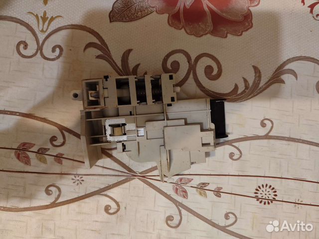 Замок люка на стиральную машину Hotpoint Ariston