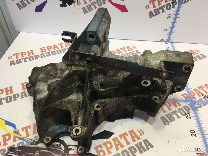 Фольксваген Крафтер Кронштейн генератора