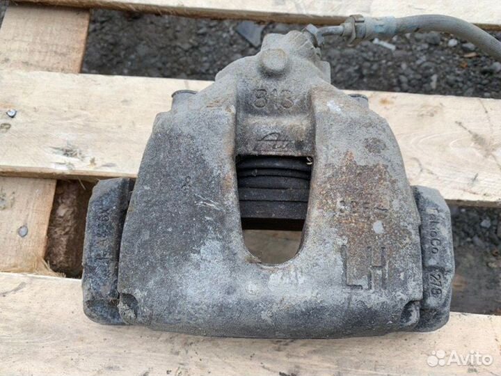 Суппорт тормозной передний левый Ford Focus 3