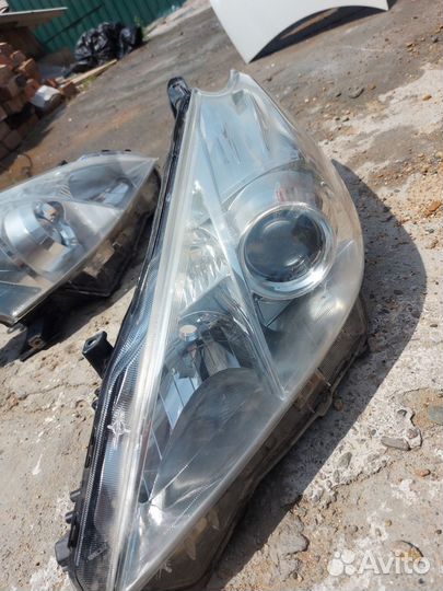 Фара Toyota Prius Alpha
