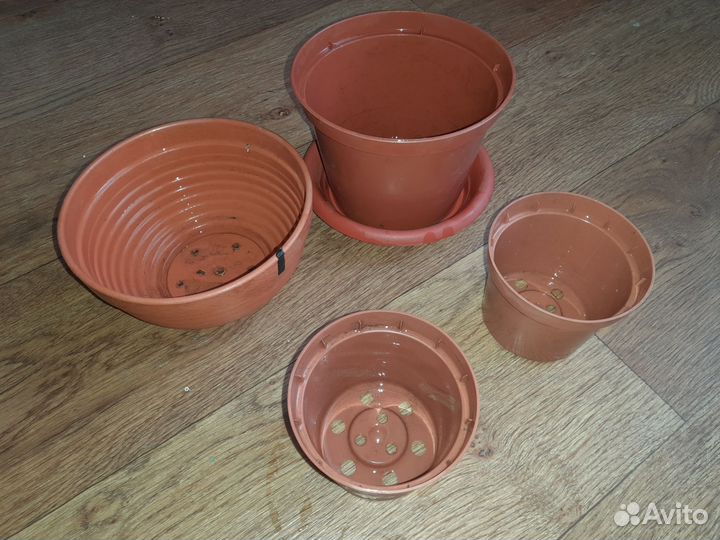 Большой цветочный горшок и маленькие