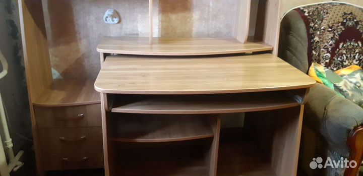 Компьютерный стол со стенкой