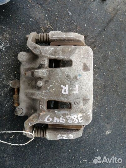 Суппорт передний правый Nissan Serena C25 MR20