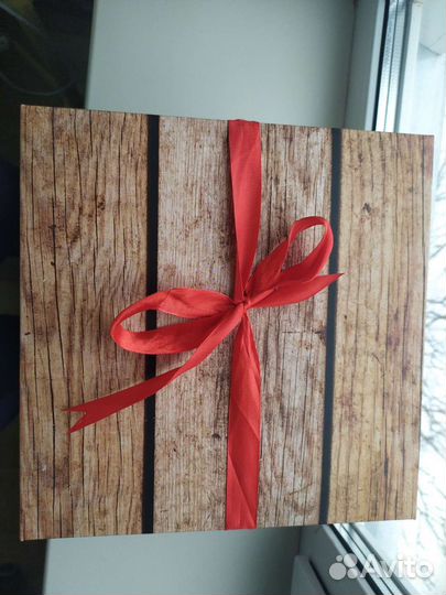 Подарочная коробка с лентами