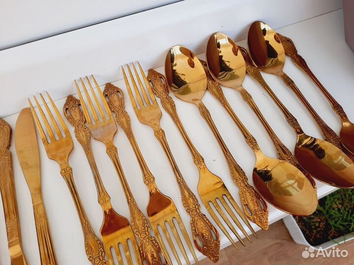 Набор столовых приборов вилки ложки золотые