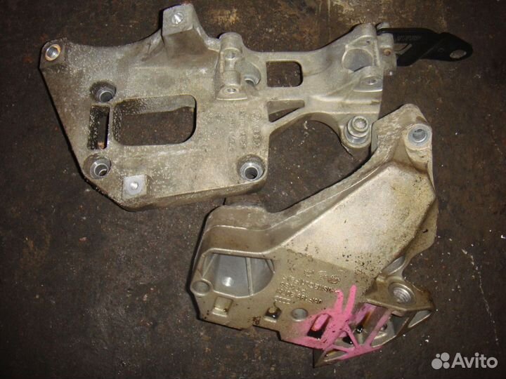 Кронштейн двигателя и генератора B6 2.0 BVY