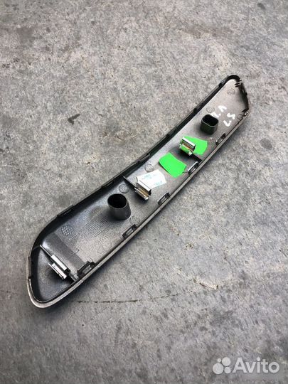 Накладка внутренней ручки двери передняя левая