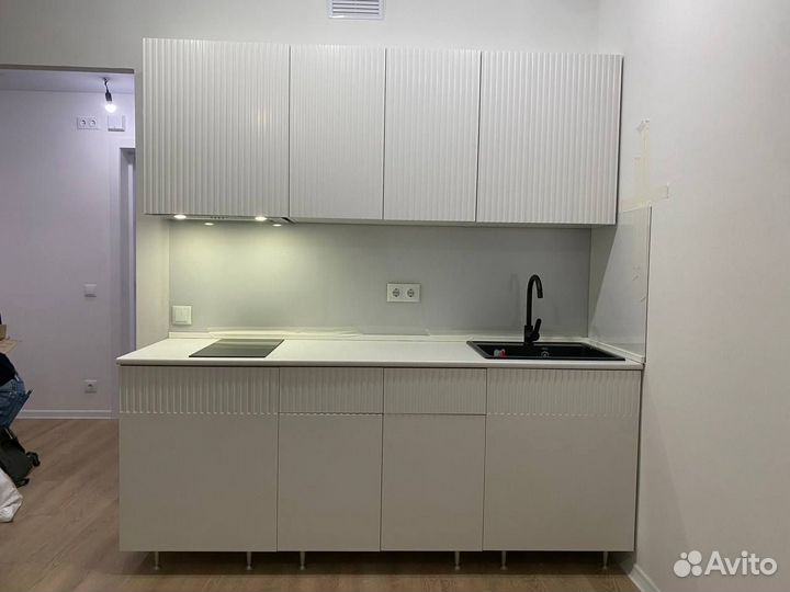 Кухня белая прямая