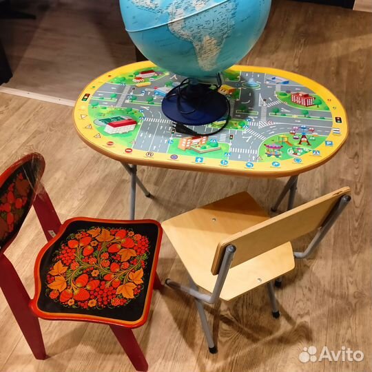Стол, стулья, глобус