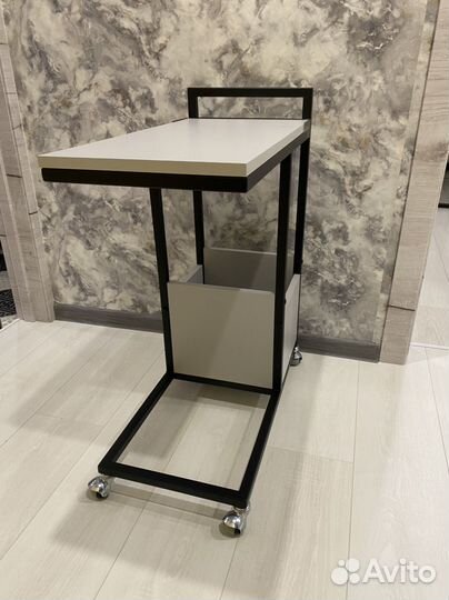 Прикроватный столик / Подкатной столик