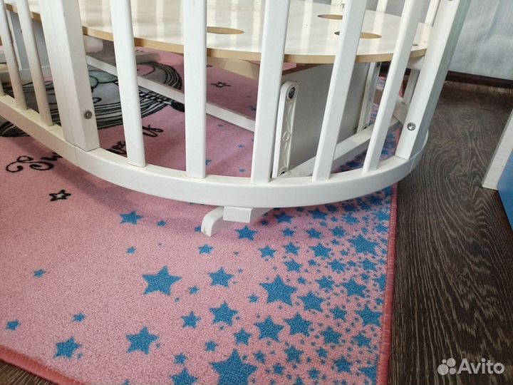 Детская кроватка с маятником