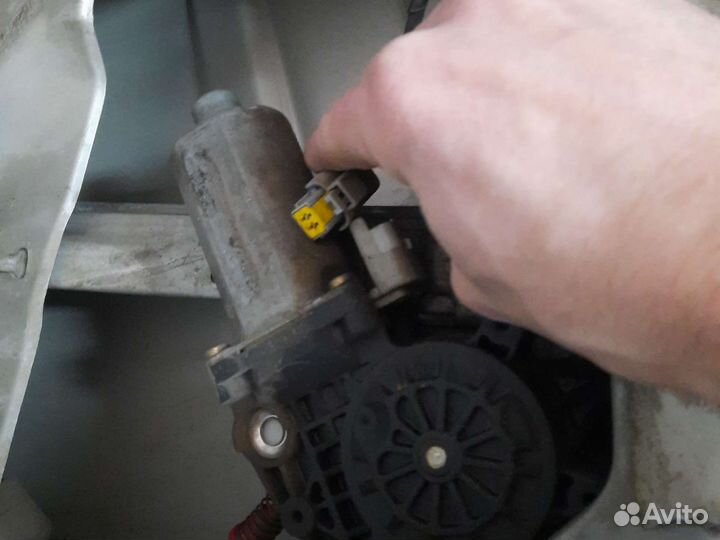 Стеклоподъемник передний правый Peugeot 206