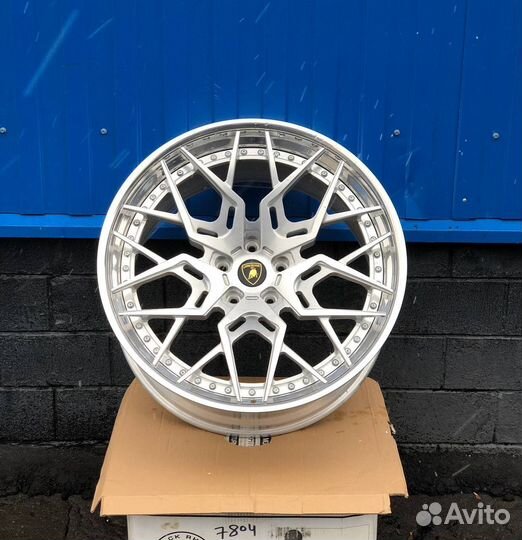 Кованые диски R23 на Lamborghini Urus