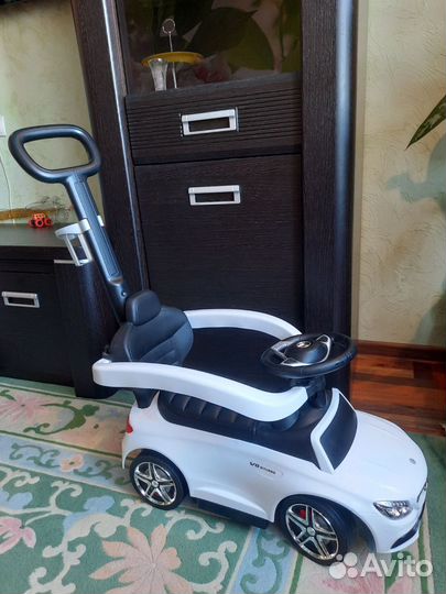 Машинка толокар с ручкой