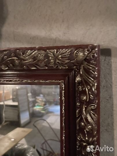 Зеркала в деревянных рамах