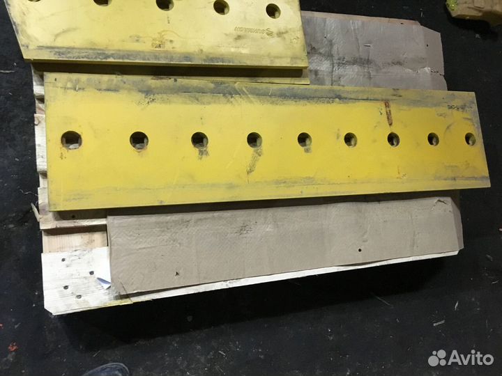 Нож Komatsu D155A отвала центральный 195-70-12492