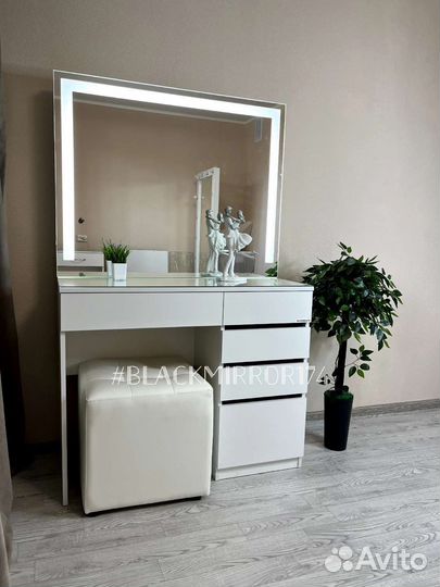Туалетный столик с зеркалом и подсветкой LED