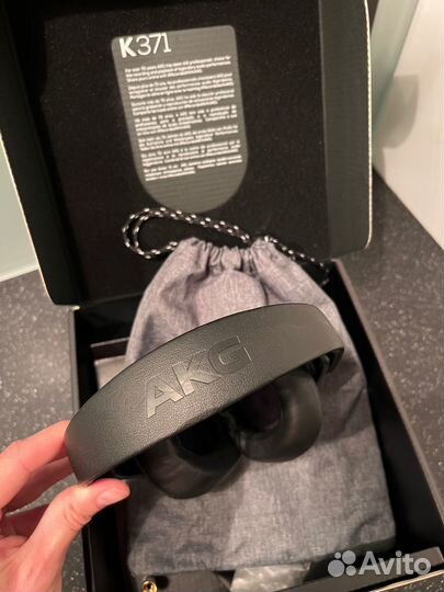 AKG K371