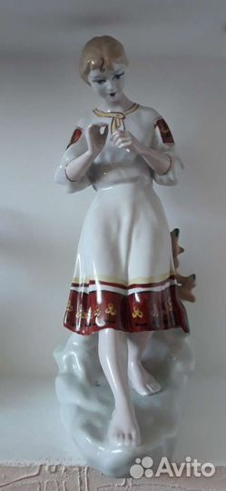 Фарфоровая статуэтка Гадание на ромашки