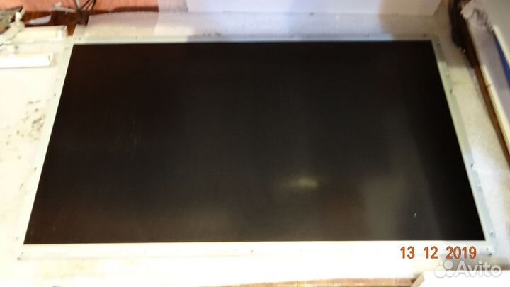 LC420WUE(SA)(A1) сильные царапины В правой части