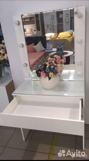 Туалетный столик с зеркалом и подсветкой