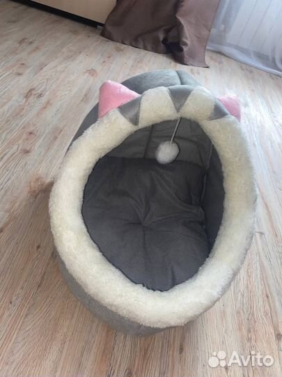 Лежанка и туалет для кота